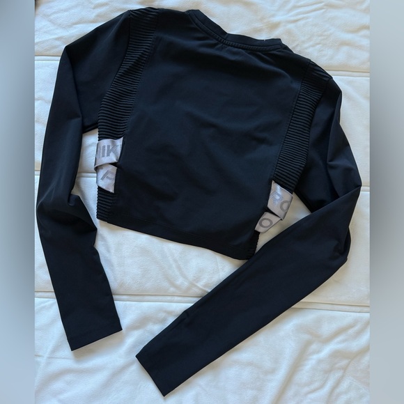 Nike Women's Black Long Sleeve Crop Top - Picture 3 of 3